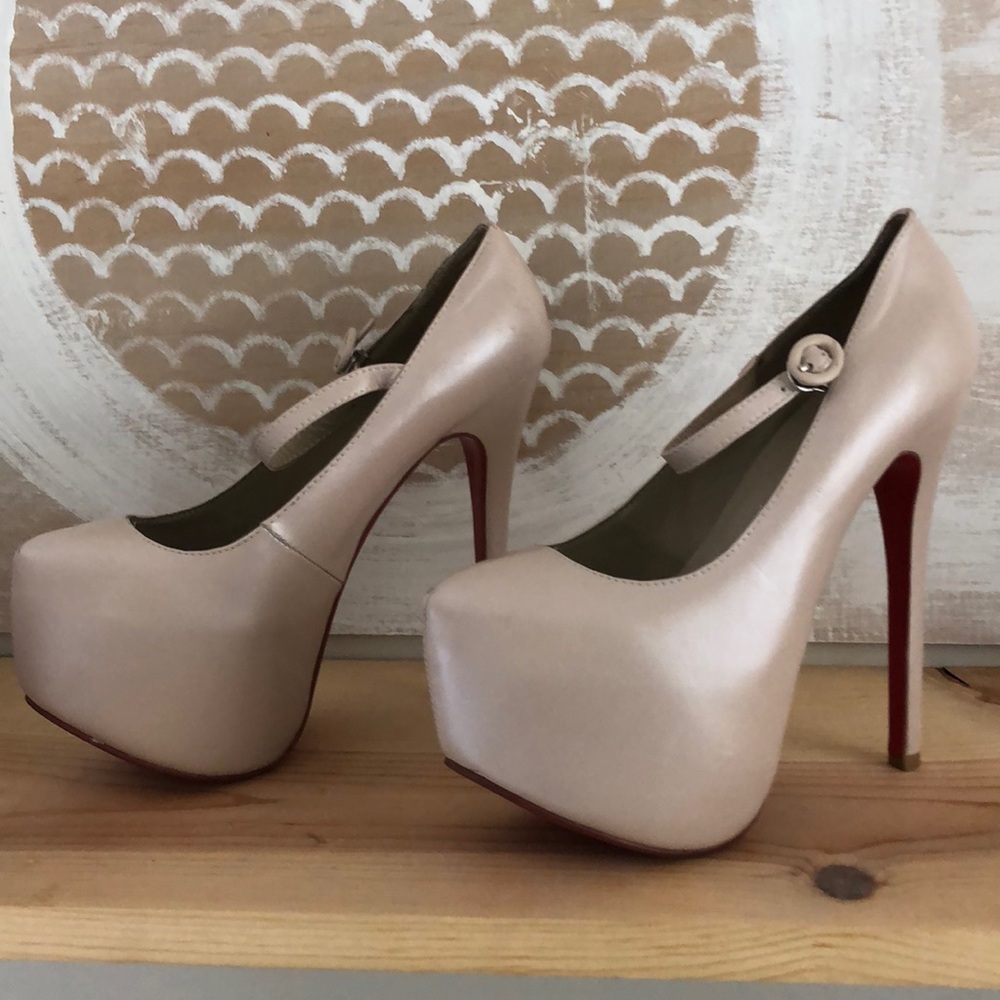 Louboutins beige Lady Daf Platform